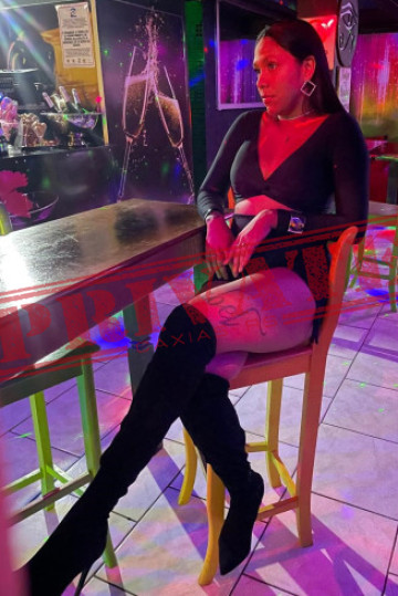 Acompanhante KIMBERLY RODRIGUES - Sou aquela mistura perigosa de inocência com malícia, do tipo que te olha nos olhos enquanto te deixa imaginando tudo que pode acontecer depois… 😈  Novinha, cheirosa, corpo macio e bem cuidado, com curvas que encaixam perfeitamente em você. Tenho um sorriso doce… mas não se engane, porque por trás dele existe uma mulher que sabe exatamente como te provocar, te envolver e te deixar completamente viciado.  Adoro um clima intenso, pele com pele, olhar demorado… gosto de sentir a conexão, de provocar devagar e deixar tudo acontecer no tempo certo. Comigo, não é só um momento — é uma experiência que fica na sua cabeça depois que acaba.  Sou atenciosa, carinhosa e ao mesmo tempo cheia de atitude. Sei ser delicada… e sei ser inesquecível.  Se você procura alguém que vá além do óbvio, que te faça esquecer do mundo lá fora e viver algo realmente marcante… acabou de encontrar.