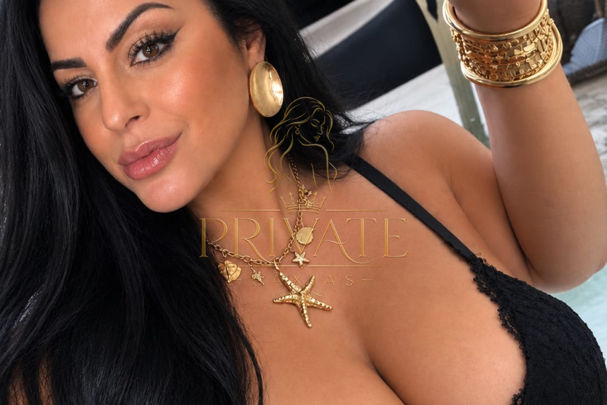 Acompanhante LIZ SUAREZ - Sou uma morena desinibida,mas discreta, carinhosa ,atenciosa e dominadora,  realizo seus fetiches ...e muito mais ......dona de peitos Grandes e naturais e pés encantadores....